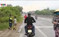 Mất an toàn tình trạng người dân đi ngược chiều vào chợ