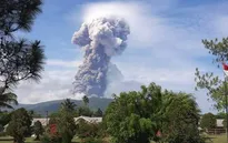 Núi lửa phun trào tại đảo Sulawesi, Indonesia