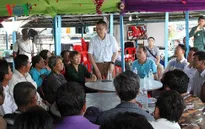 Đại sứ quán Việt Nam thăm hỏi bà con kiều bào sống trên Biển Hồ ở Campuchia