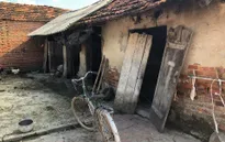 Người mẹ nghèo chỉ mong có một mái ấm cho hai con thơ trú mưa