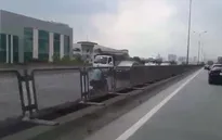 Hai cô gái phóng xe máy ngược chiều ở đường trên cao