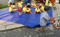 "Cậu bé xếp dép" và câu chuyện cổ tích giữa lòng TP HCM