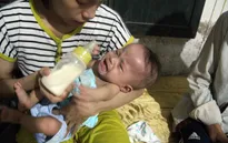 Xót xa vợ chồng trẻ sinh đôi hai bé gái thì "một bé mất, một bé nguy kịch"