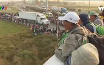 Nhóm người di cư đầu tiên đến biên giới Mexico - Mỹ