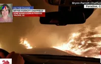 Người phụ nữ vừa lái xe, vừa cầu nguyện để thoát đám cháy rừng ở California
