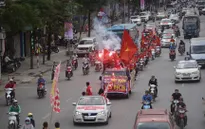 CĐV hừng hực diễu hành tiếp sức ĐT Việt Nam đấu ĐT Malaysia