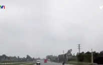Clip: Xe ô tô ngang nhiên phóng ngược chiều trên đại lộ Thăng Long