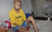 Tương lai mịt mờ của nữ sinh lớp 8 bị ung thư xương