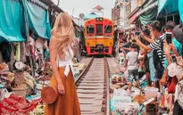 Chụp ảnh mạo hiểm trên đường ray, nữ blogger “hứng gạch đá”