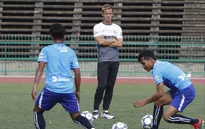 ĐT Campuchia đến Hà Nội với sự thiếu vắng của HLV Keisuke Honda