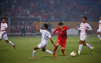 VIDEO: HLV Park Hang-seo "nhảy chồm chồm" vì Quang Hải bị phạm lỗi thô bạo