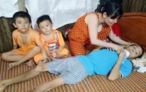 Cha nằm liệt giường vì điện giật, 2 con thơ mù mịt cả tương lai