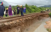 Ảnh hưởng bão số 9, đường sắt Bắc - Nam tê liệt vì sạt lở
