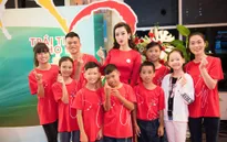 Hoa hậu Đỗ Mỹ Linh rạng ngời bên các em nhỏ trong Gala 10 năm Trái tim cho em