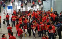 CĐV ùn ùn sang Malaysia cổ vũ ĐT Việt Nam trong thời tiết mưa rét