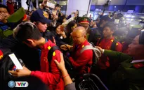 VIDEO: CĐV cuồng nhiệt đón chào ĐT Việt Nam về nước