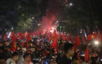 Sung sướng tột cùng, người dân đổ ra đường ăn mừng chức vô địch AFF Cup 2018
