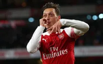 HLV Unai Emery bất ngờ giữ lại Ozil