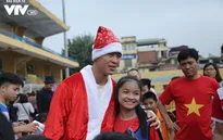 Duy Mạnh, Đức Huy, Thành Chung hóa ông già Noel tặng quà trẻ em trên sân Hàng Đẫy