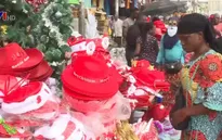 Người mua sắm Bờ Biển Ngà đổ về những cửa hàng đồ chơi cũ