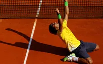 Rafael Nadal quá mạnh so với Roger Federer trên sân đất nện