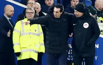 Dứt điểm vô tình, HLV Unai Emery sắp bị FA "sờ gáy"