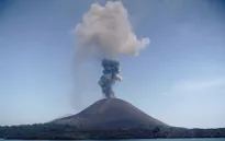 Indonesia điều hướng các chuyến bay do núi lửa hoạt động mạnh