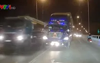 Bất chấp nguy hiểm, xe đầu kéo vượt ẩu trên cầu