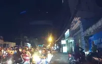 Clip: Ô tô không thể nhúc nhích vì bị chặn đầu bởi hàng trăm xe máy đi ngược chiều