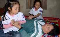 Bố chết, mẹ ung thư, 2 đứa trẻ mịt mờ tương lai