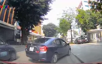 Clip: Bất chấp nguy hiểm ngang nhiên lùi xe trên đường một chiều