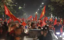 CĐV ùn ùn đổ ra đường "đi bão" ăn mừng chiến thắng của ĐT Việt Nam