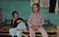 Mẹ già tủi cực trước cảnh con gái bị bại não, con trai phát bệnh tâm thần