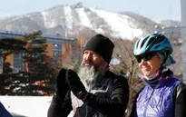 Bố mẹ đạp xe 1 năm từ Thụy Sĩ đến cổ vũ con thi đấu Olympic PyeongChang