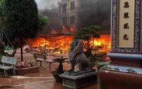 Cháy ngùn ngụt thiêu rụi 9 ki-ốt tại sân Đền Mẫu Đồng Đăng