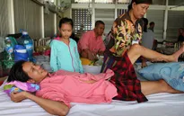 Người cha sống dở chết dở bên những đứa con cơm không đủ no