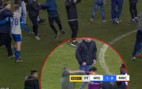 Vụ Aguero gạt tay trúng má CĐV: FA phạt đúng người, đúng tội