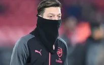 Ozil bị "bóc phốt" nói dối HLV Wenger để... đưa vợ đi chơi