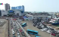 Hàng chục nghìn ô tô mắc kẹt khi chờ qua phà sau Tết ở Trung Quốc