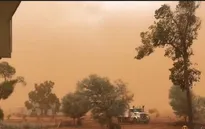 Australia: Bão bụi nhuộm cam cả thị trấn