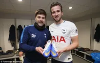 Đồng đội chúc mừng thành tích của Harry Kane