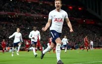 Hài hước: Trọng tài ăn mừng sau khi "biếu" penalty cho Tottenham