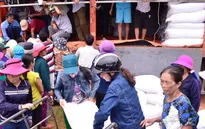 Cấp phát gạo cho các hộ nghèo đón Tết