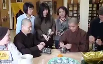 Phật tử chùa Trúc Lâm tại Pháp gói bánh chưng đón Tết