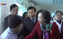 Đồng chí Trương Thị Mai tặng quà Tết cho bệnh nhân ung thư