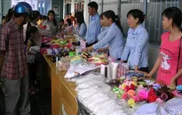 Niềm vui của công nhân nghèo từ phiên chợ Xuân 10.000 đồng