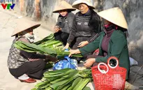 Lá dong đắt hàng ngày cận Tết