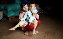 Thương bé gái 4 tuổi không nói, không đi được vì bệnh tật