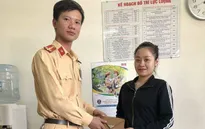 CSGT Hà Nội trả lại tiền và giấy tờ tận tay người đánh rơi