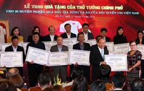 Tiền đấu giá áo và bóng ĐT U23 Việt Nam được trao cho 20 huyện nghèo